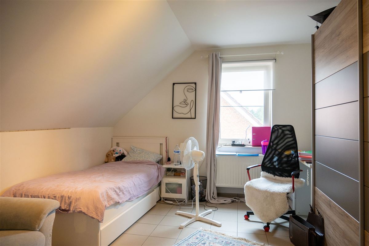 Ruim duplex-appartement met twee slaapkamers en garage!