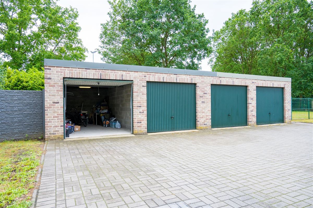 Ruim duplex-appartement met twee slaapkamers en garage!