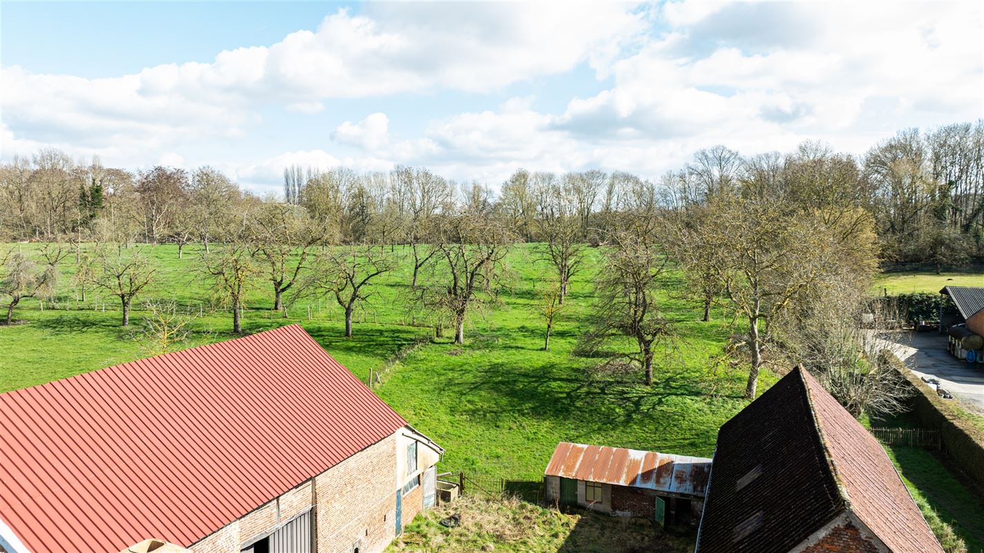 Landelijk gelegen te renoveren hoeve op 2 hectare!