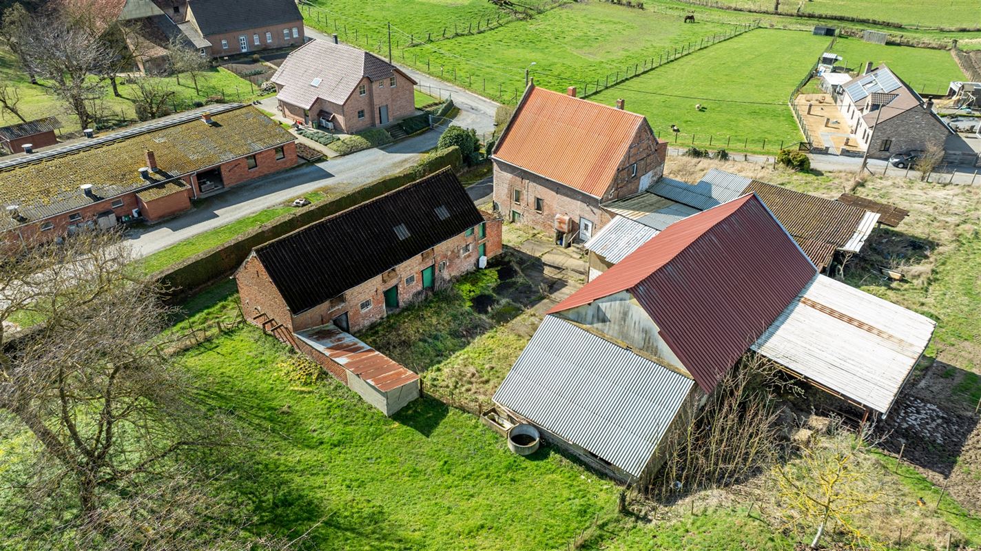 Landelijk gelegen te renoveren hoeve op 2 hectare!