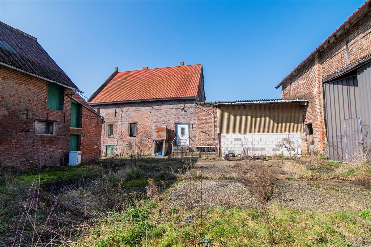 Landelijk gelegen te renoveren hoeve op 2 hectare!