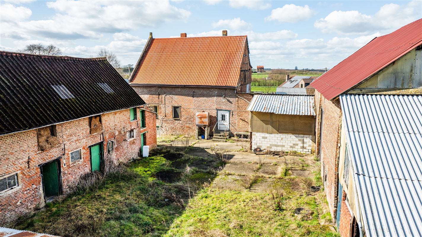 Landelijk gelegen te renoveren hoeve op 2 hectare!