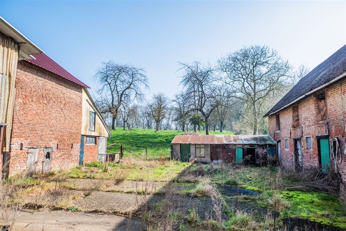 Landelijk gelegen te renoveren hoeve op 2 hectare!