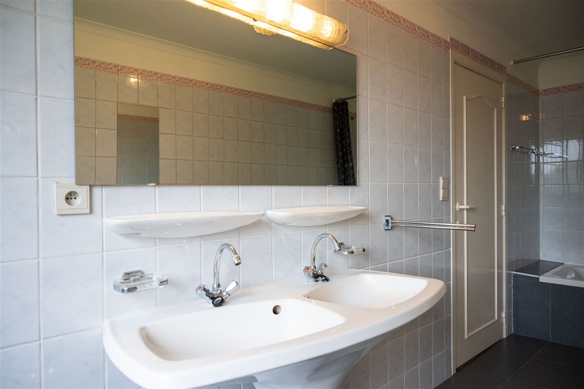 Vrijstaande woning op toplocatie, met prachtige tuin, dubbele garage en drie slaapkamers!