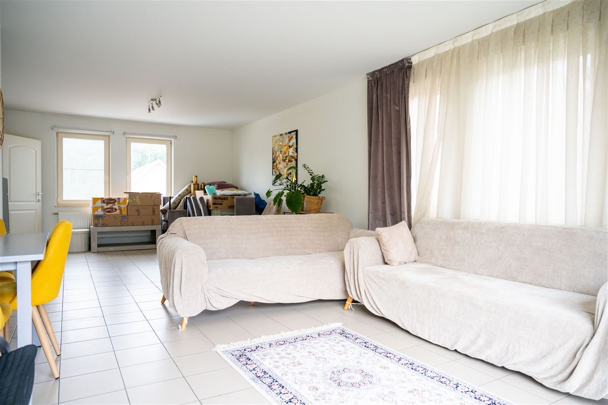 Ruim duplex-appartement met twee slaapkamers en garage!