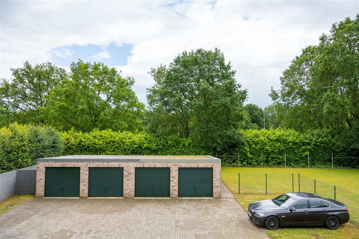 Ruim duplex-appartement met twee slaapkamers en garage!