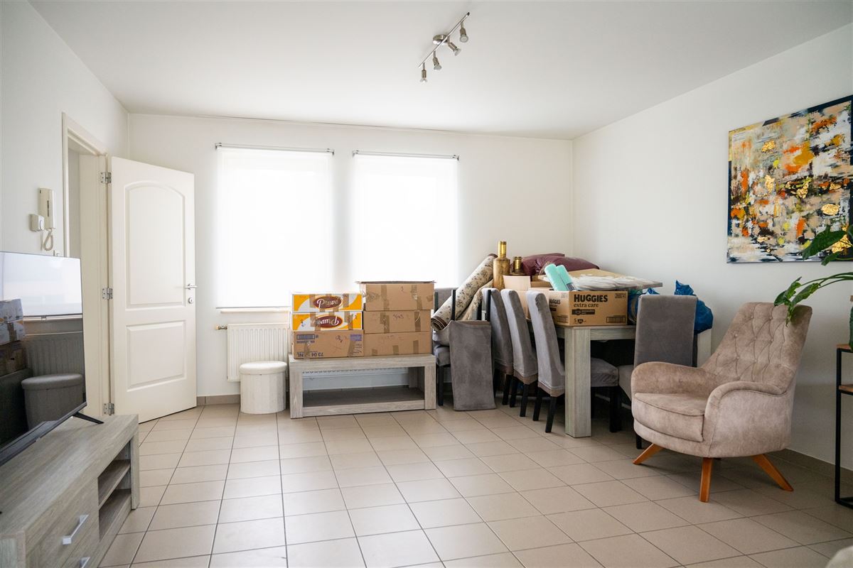 Ruim duplex-appartement met twee slaapkamers en garage!