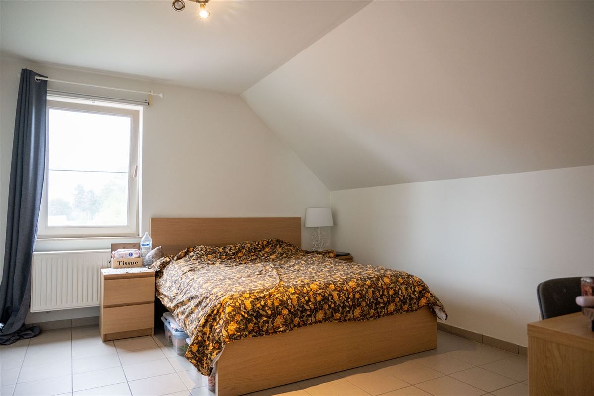 Ruim duplex-appartement met twee slaapkamers en garage!