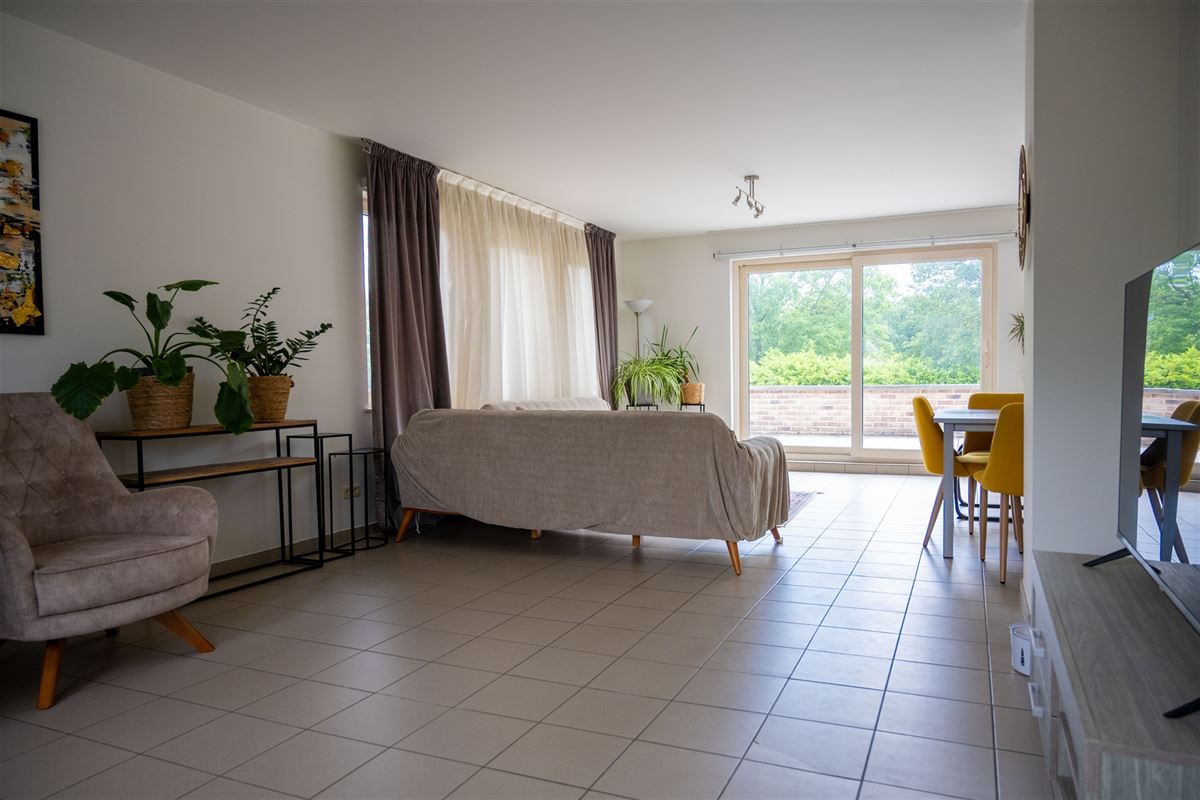 Ruim duplex-appartement met twee slaapkamers en garage!