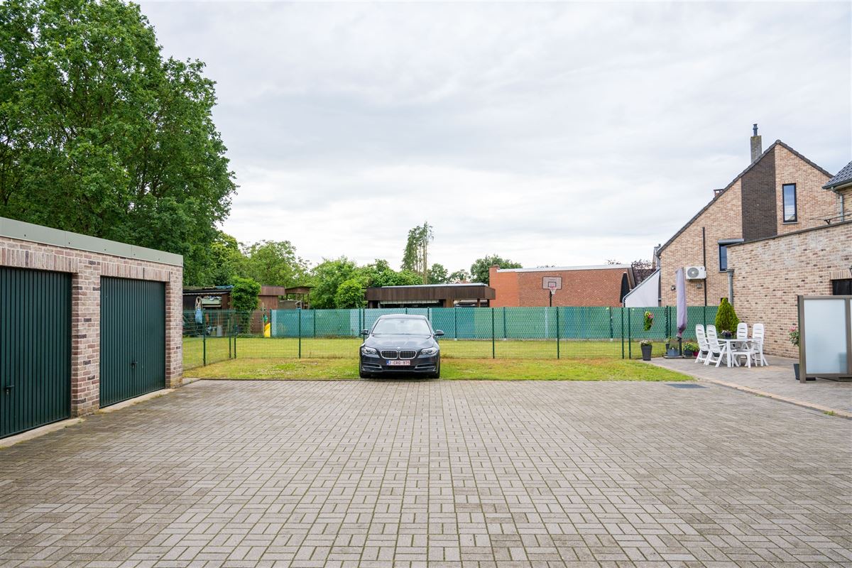 Ruim duplex-appartement met twee slaapkamers en garage!