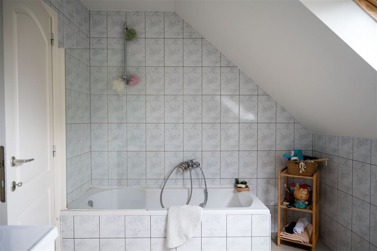 Ruim duplex-appartement met twee slaapkamers en garage!