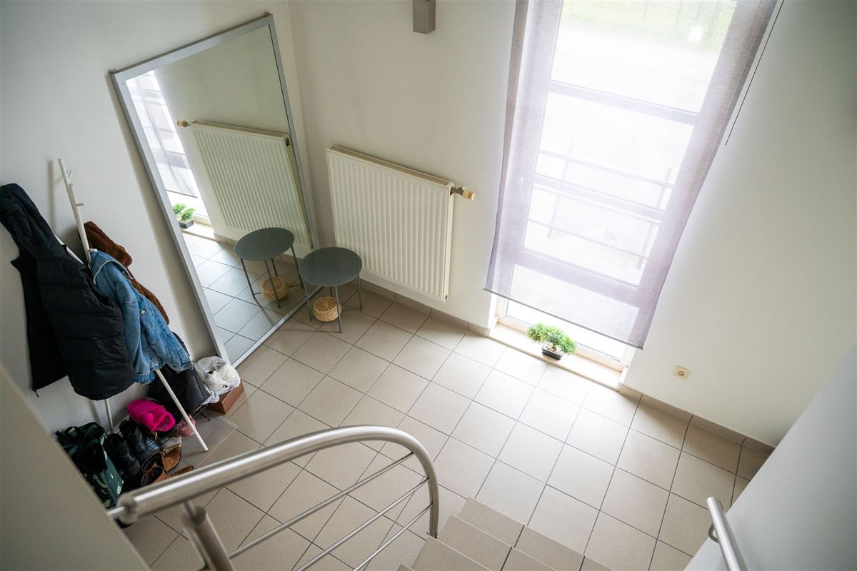 Ruim duplex-appartement met twee slaapkamers en garage!