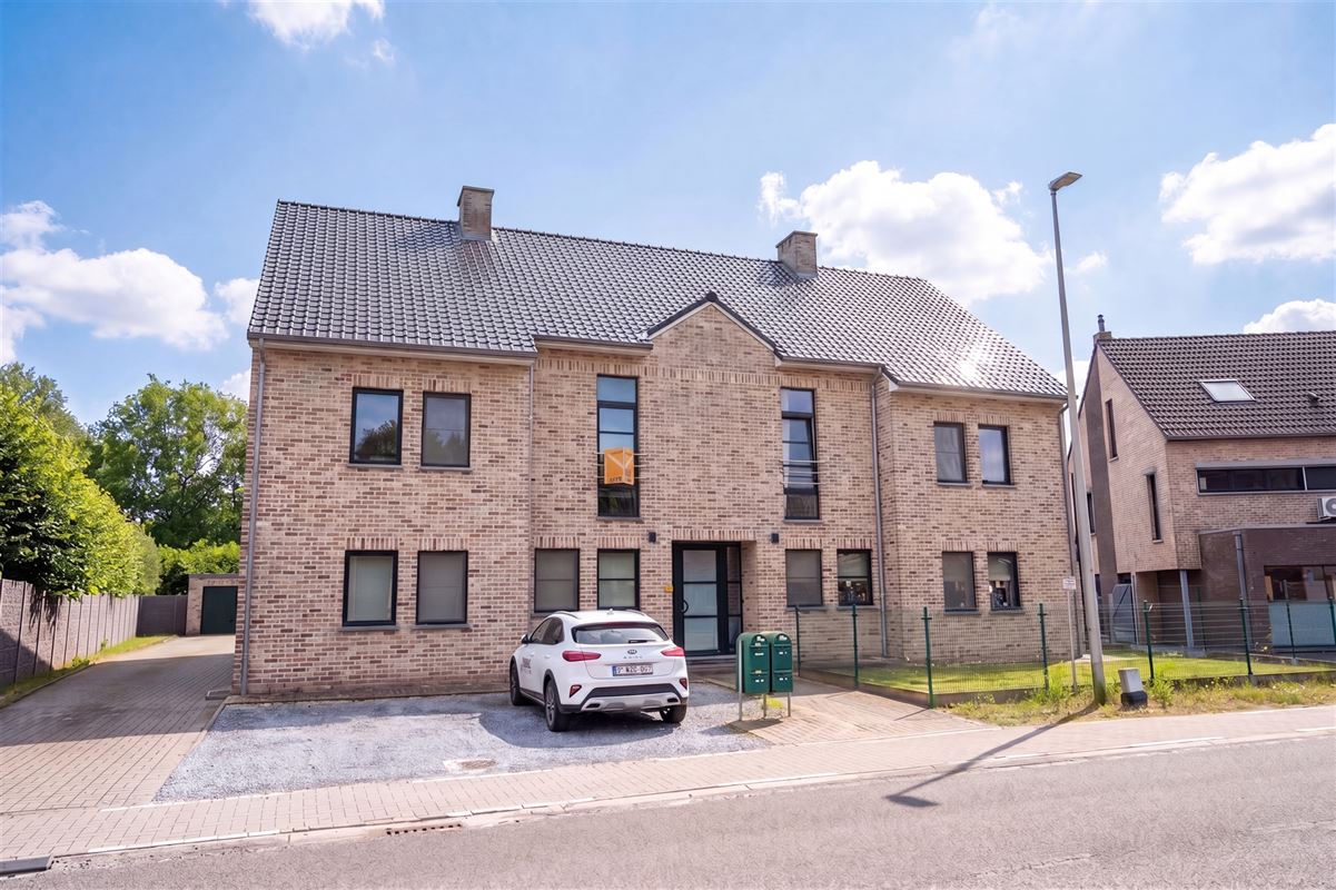 Ruim duplex-appartement met twee slaapkamers en garage!