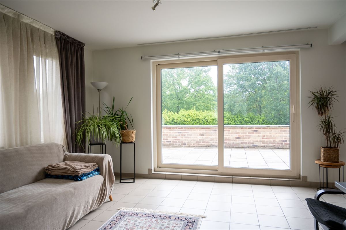 Ruim duplex-appartement met twee slaapkamers en garage!