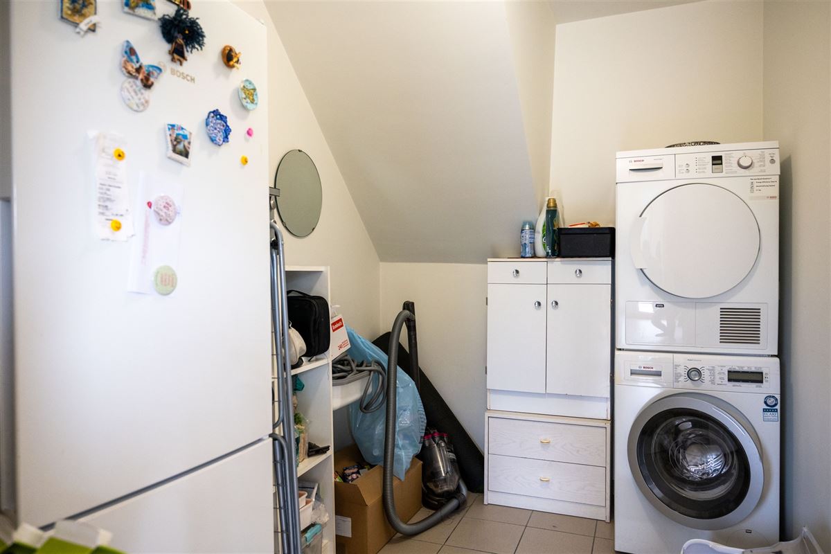 Ruim duplex-appartement met twee slaapkamers en garage!