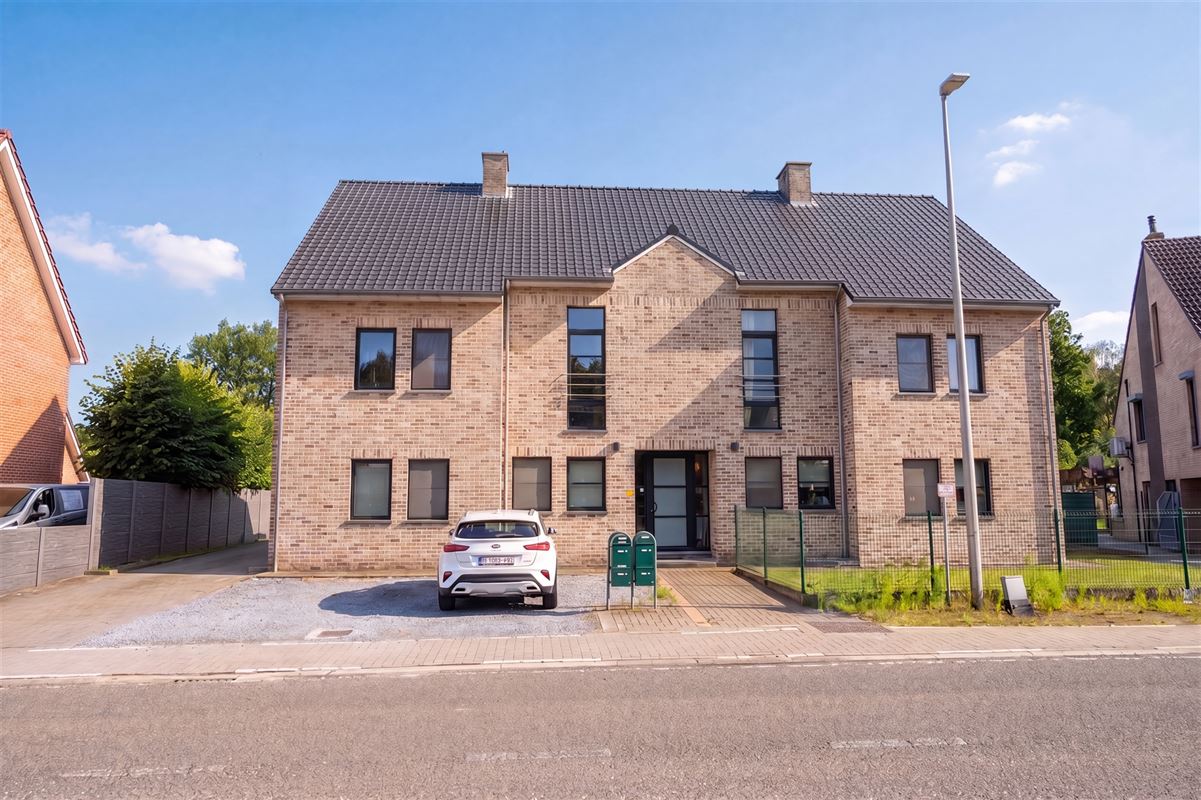 Ruim duplex-appartement met twee slaapkamers en garage!