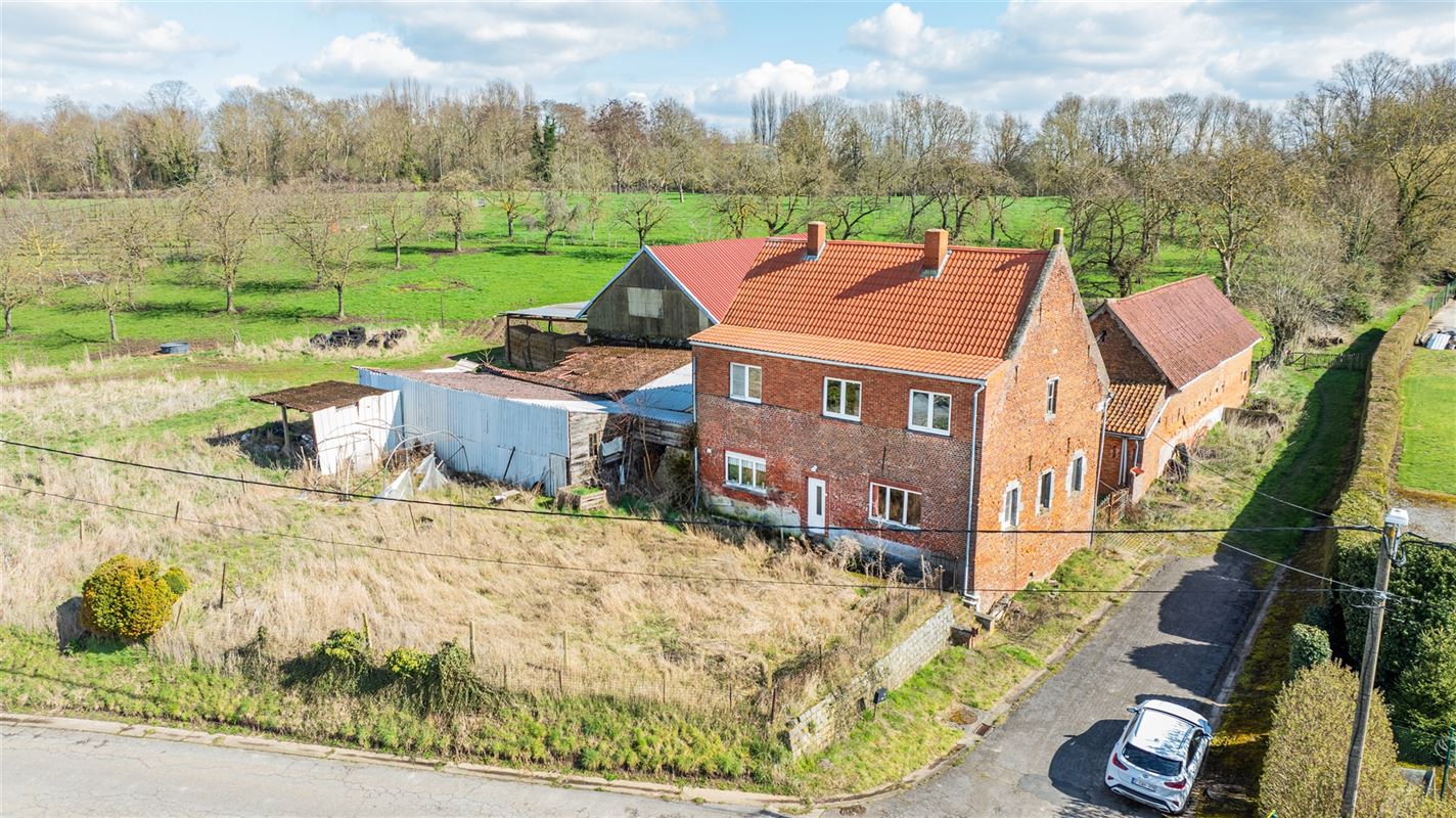 Landelijk gelegen te renoveren hoeve op 2 hectare!