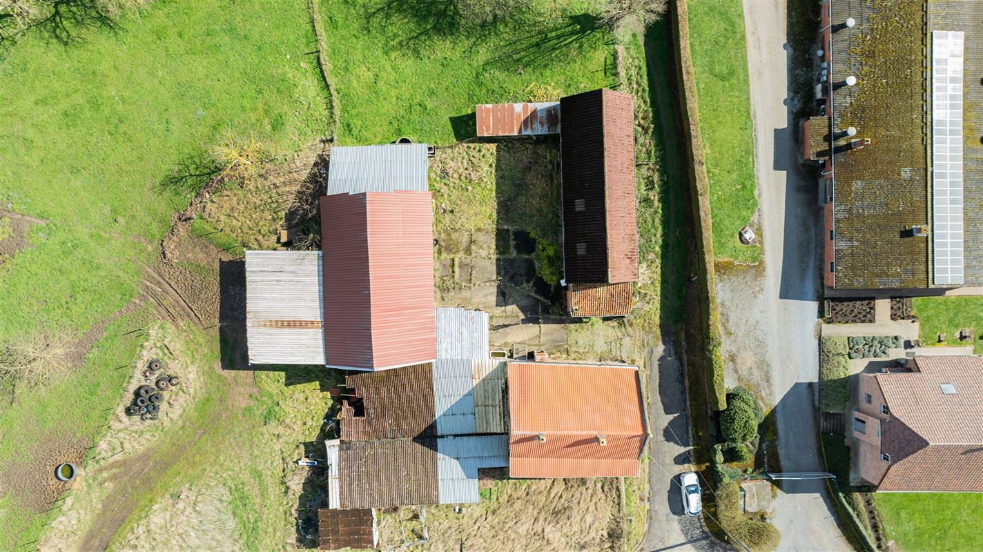 Landelijk gelegen te renoveren hoeve op 2 hectare!