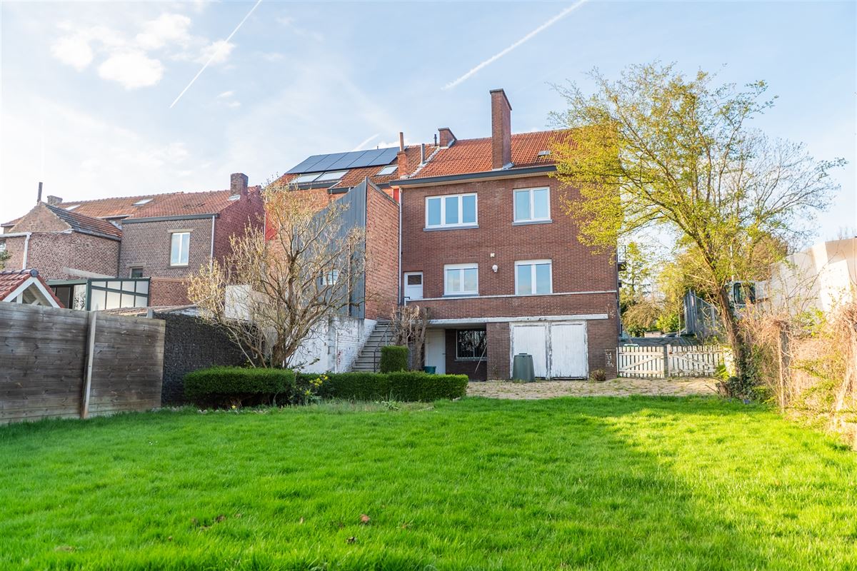 Op te frissen woning met 7 slaapkamers en ruime tuin aan het centrum van Tongeren.