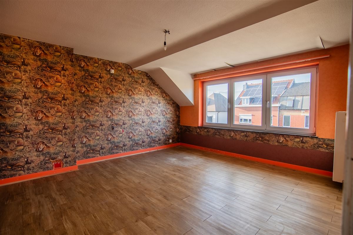 Op te frissen woning met 7 slaapkamers en ruime tuin aan het centrum van Tongeren.