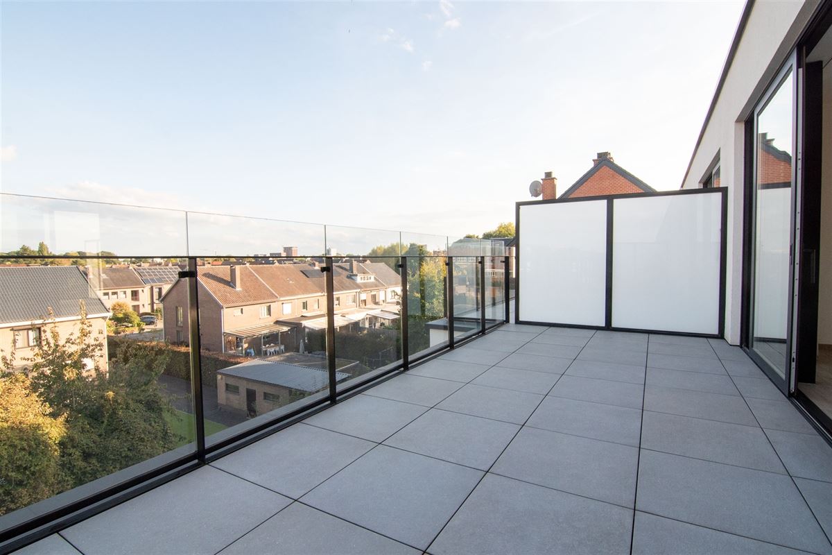 Penthouse met twee bijzonder ruime terrassen en ondergrondse parkeerplaats!