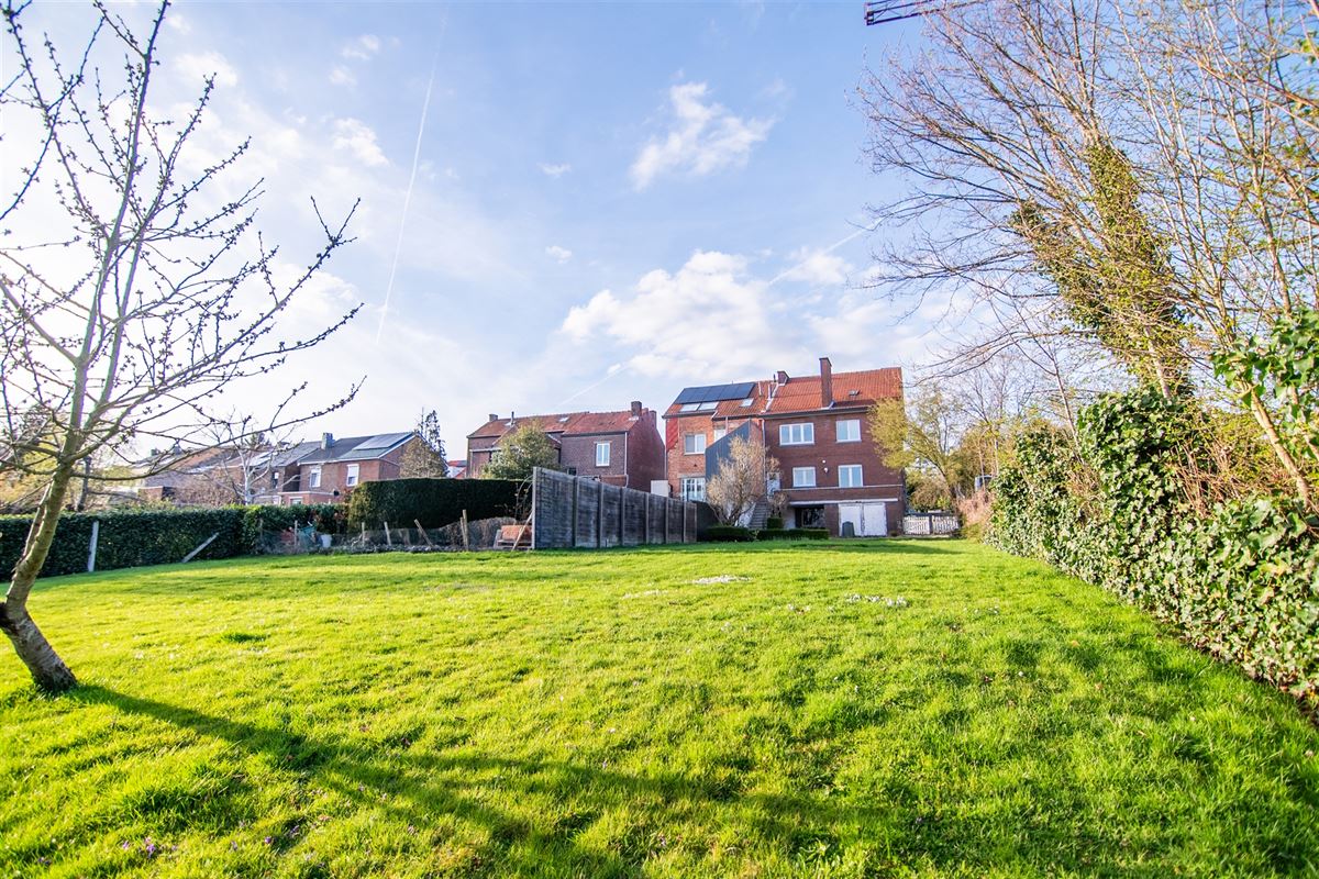Op te frissen woning met 7 slaapkamers en ruime tuin aan het centrum van Tongeren.