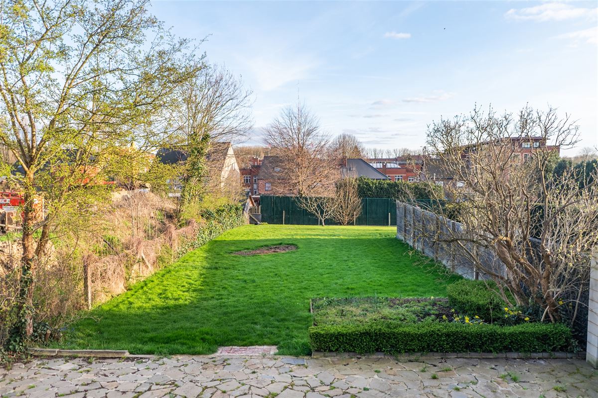 Op te frissen woning met 7 slaapkamers en ruime tuin aan het centrum van Tongeren.