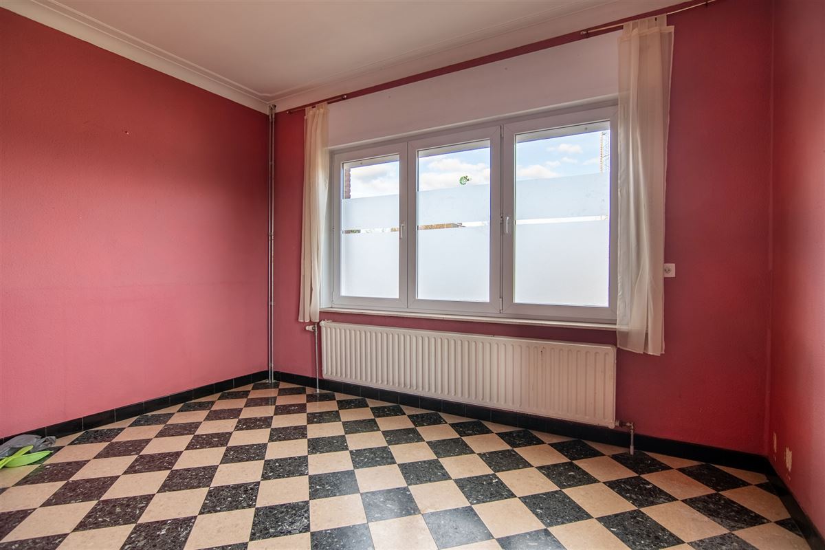 Op te frissen woning met 7 slaapkamers en ruime tuin aan het centrum van Tongeren.