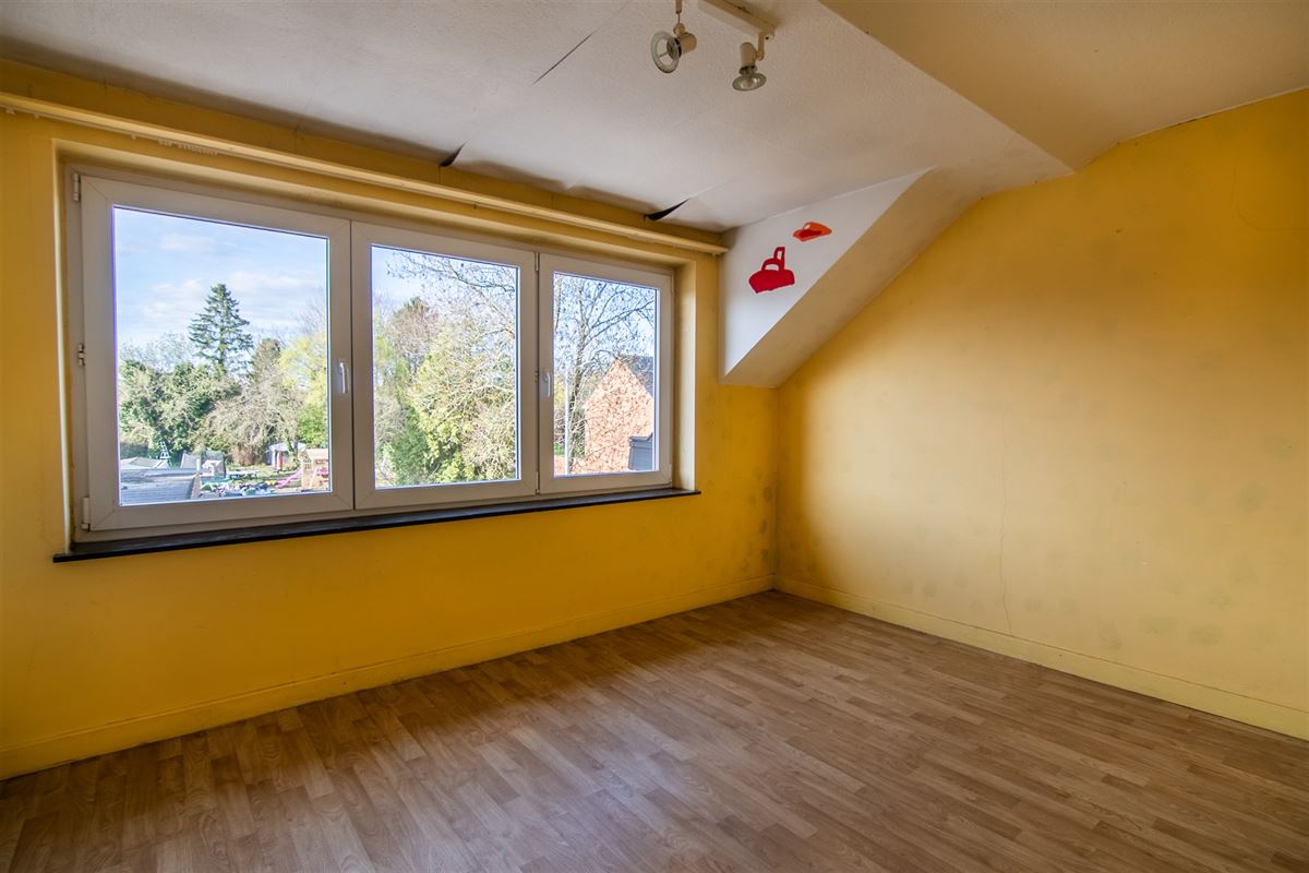 Op te frissen woning met 7 slaapkamers en ruime tuin aan het centrum van Tongeren.