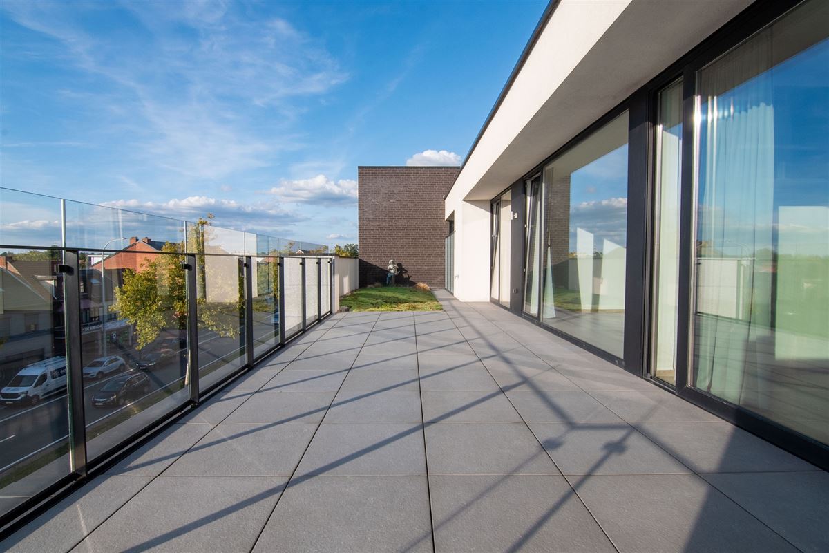 Penthouse met twee bijzonder ruime terrassen en ondergrondse parkeerplaats!