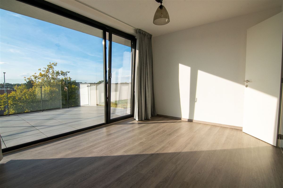 Penthouse met twee bijzonder ruime terrassen en ondergrondse parkeerplaats!