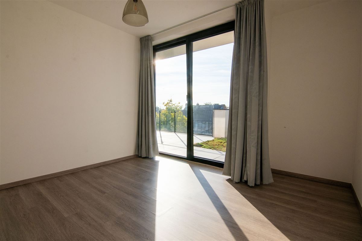 Penthouse met twee bijzonder ruime terrassen en ondergrondse parkeerplaats!