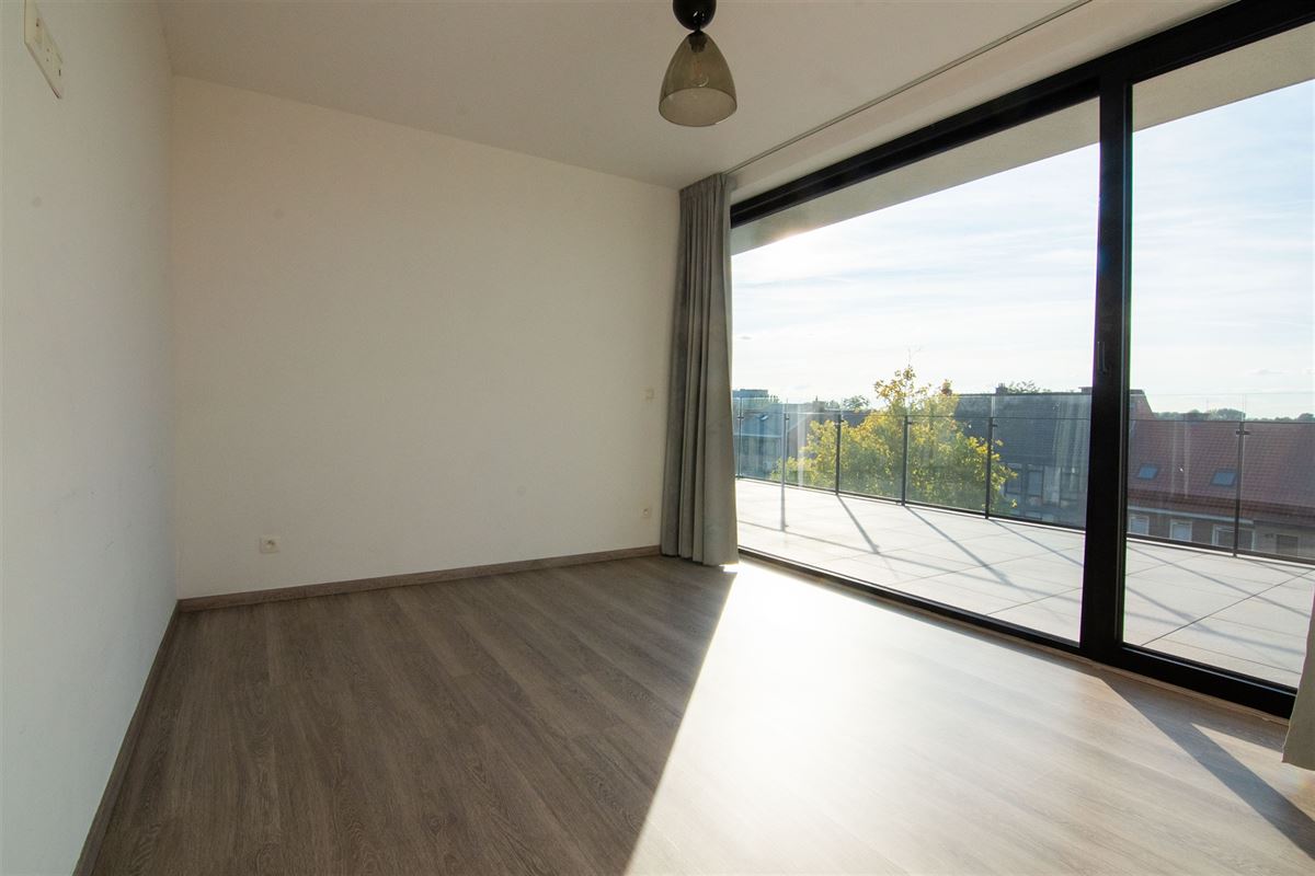 Penthouse met twee bijzonder ruime terrassen en ondergrondse parkeerplaats!
