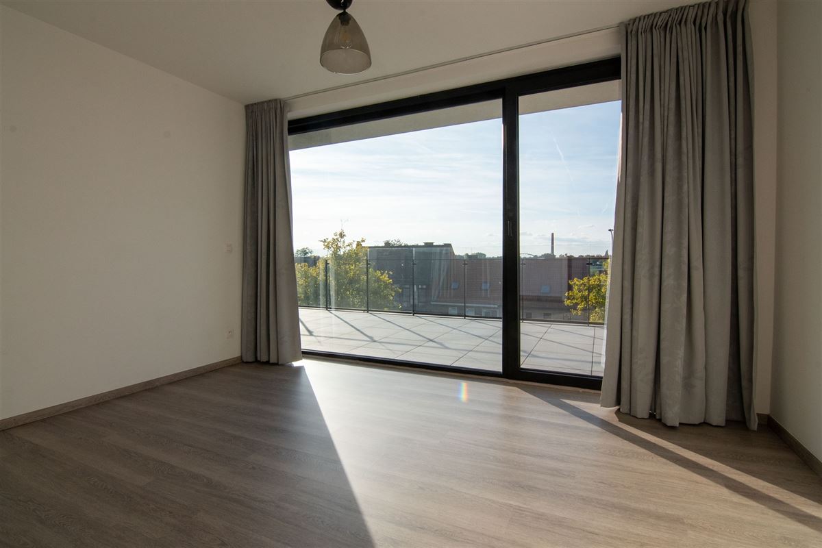 Penthouse met twee bijzonder ruime terrassen en ondergrondse parkeerplaats!