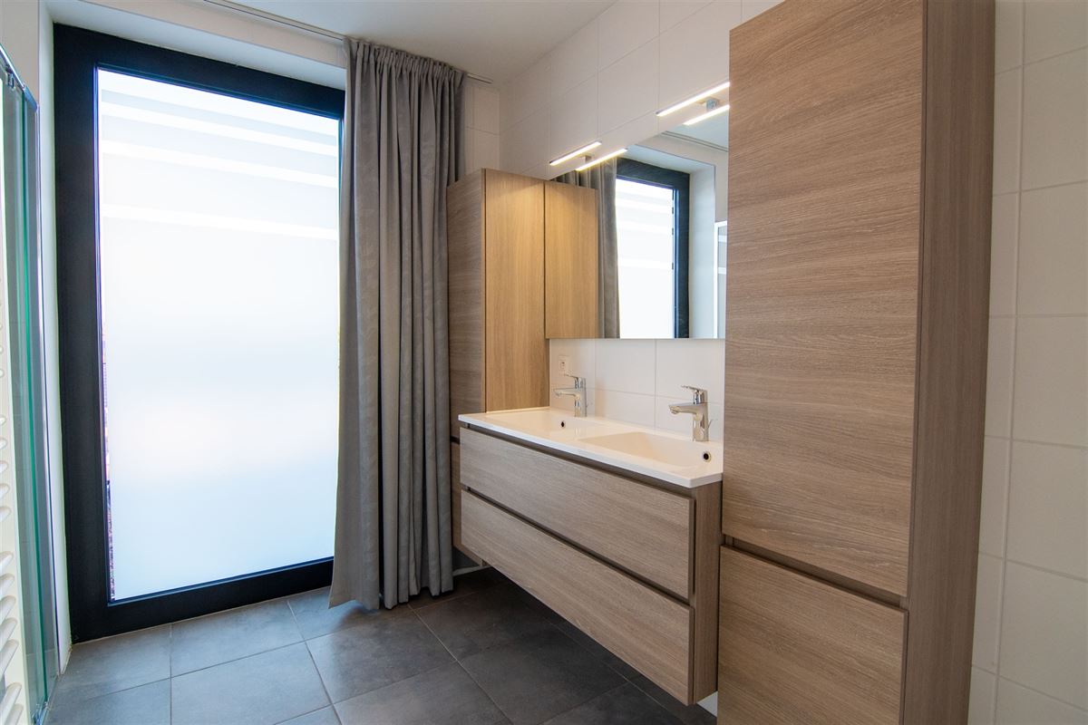 Penthouse met twee bijzonder ruime terrassen en ondergrondse parkeerplaats!