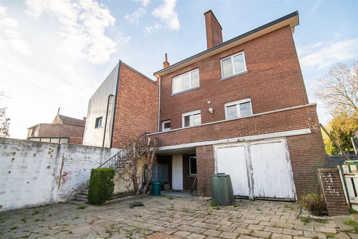 Op te frissen woning met 7 slaapkamers en ruime tuin aan het centrum van Tongeren.