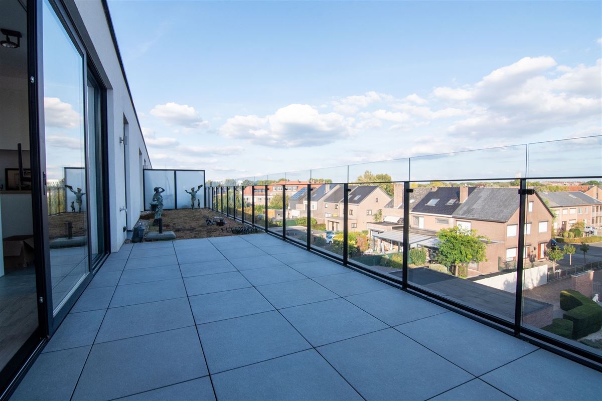 Penthouse met twee bijzonder ruime terrassen en ondergrondse parkeerplaats!
