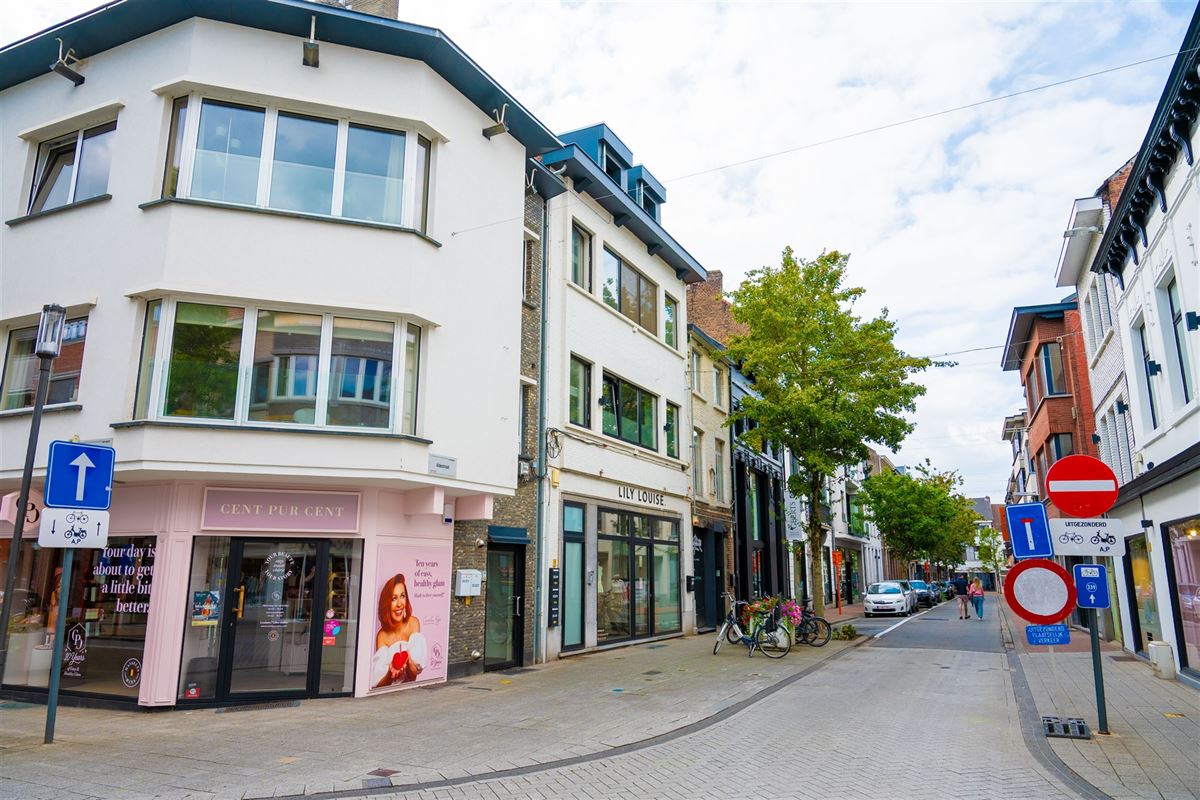 Smaakvol ingericht handelsgelijkvloers met terras op uitstekende ligging.
