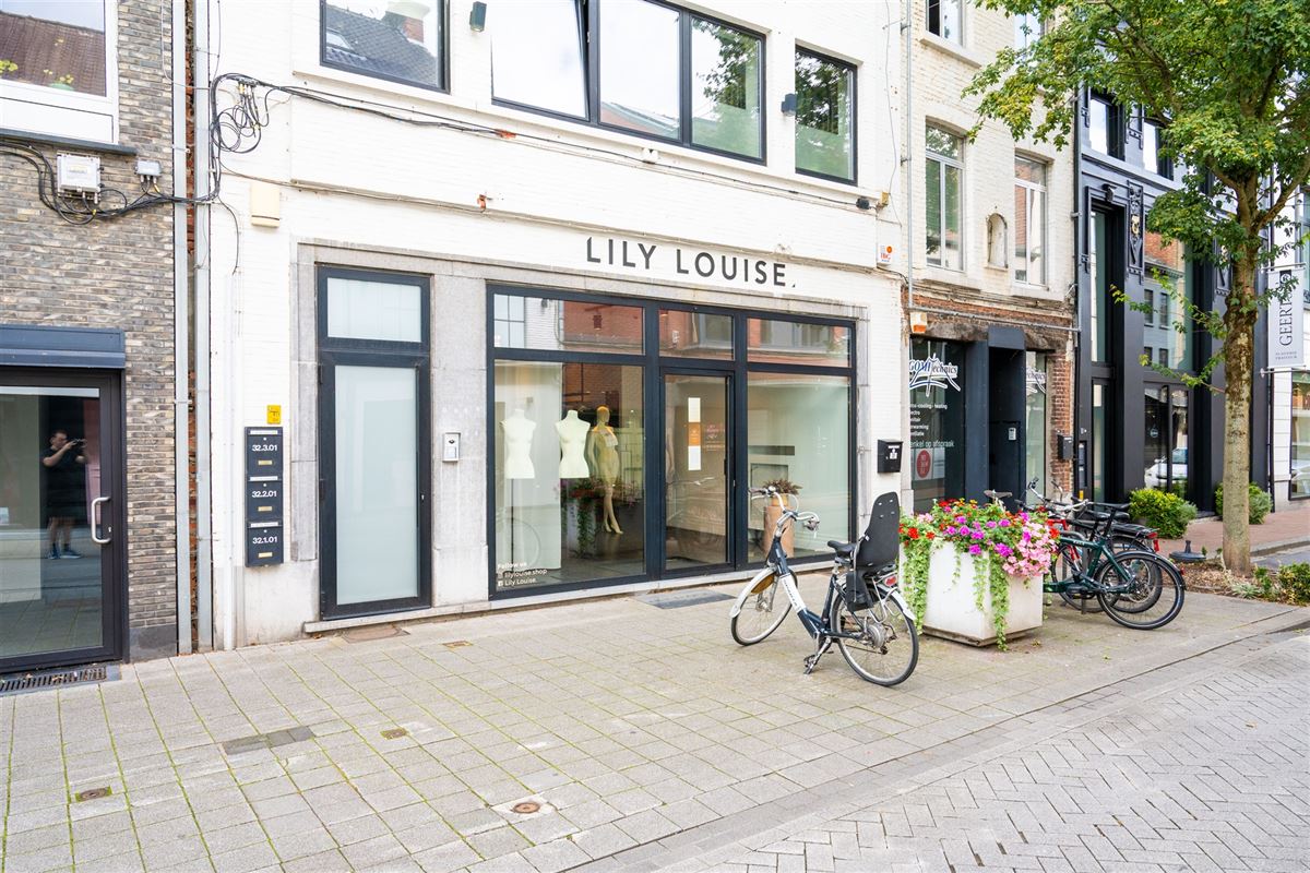 Smaakvol ingericht handelsgelijkvloers met terras op uitstekende ligging.