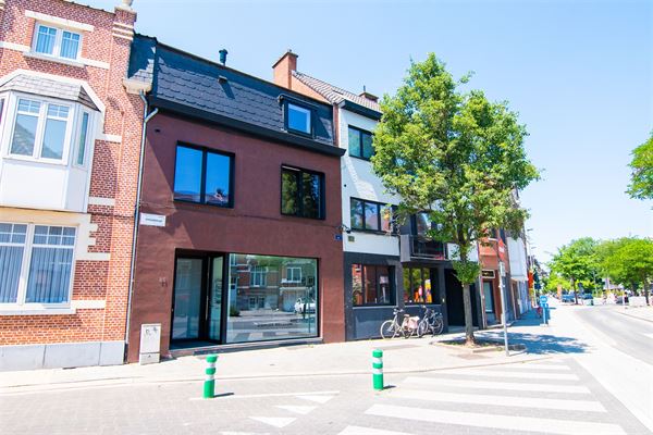 Stijlvolle stadswoning met gelijkvloerse kantoorruimte.