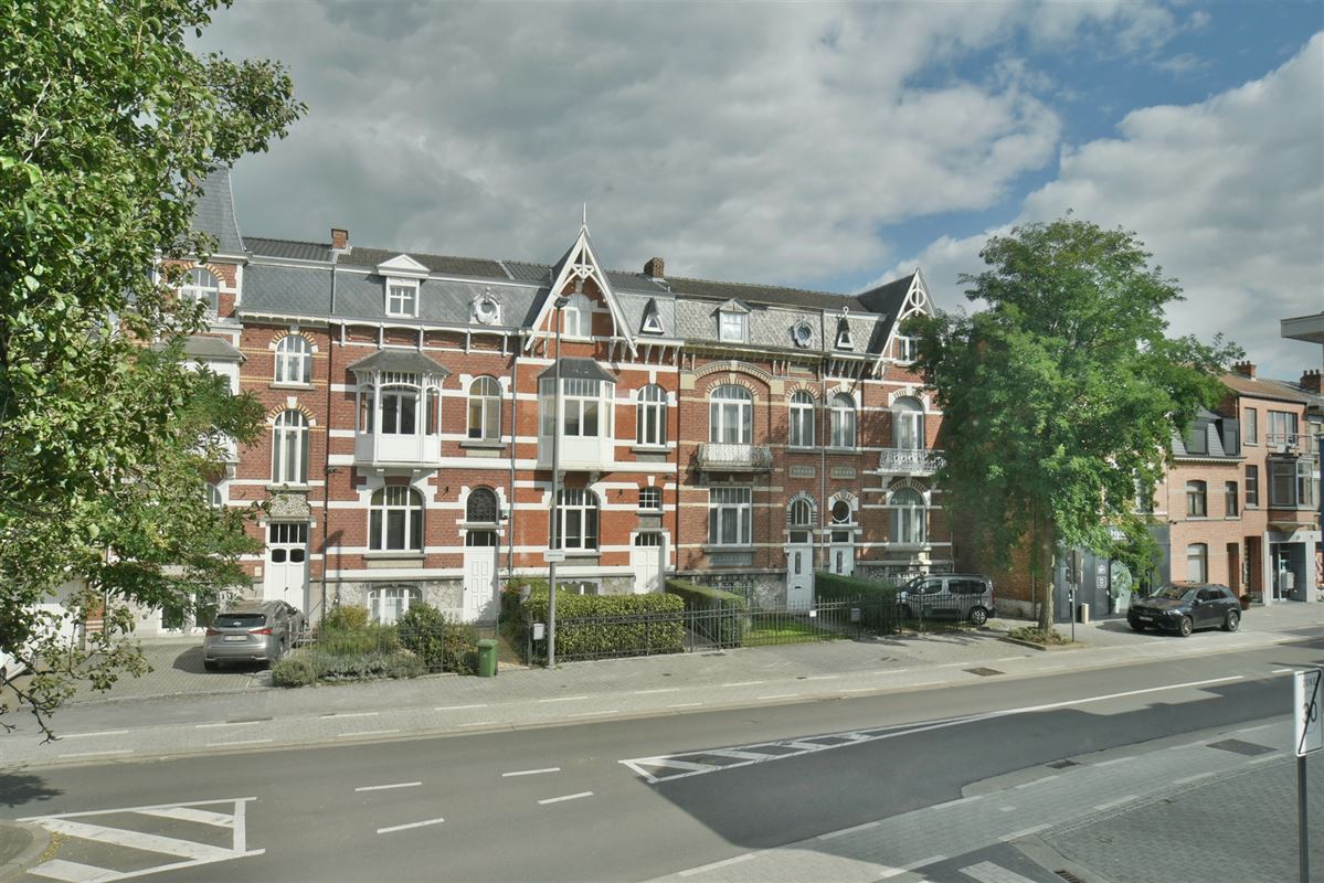 Stijlvolle stadswoning met gelijkvloerse kantoorruimte.