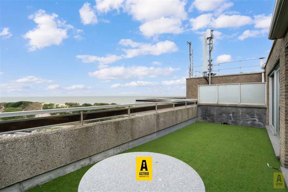 Uitzonderlijk aanbod! Duplexappartement op topligging met open zeezichten en riant zonne(dak)terras!