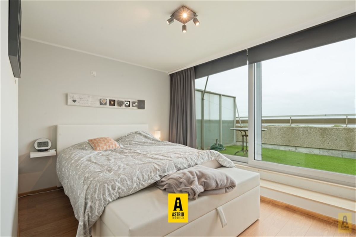 Uitzonderlijk aanbod! Duplexappartement op topligging met open zeezichten en riant zonne(dak)terras!