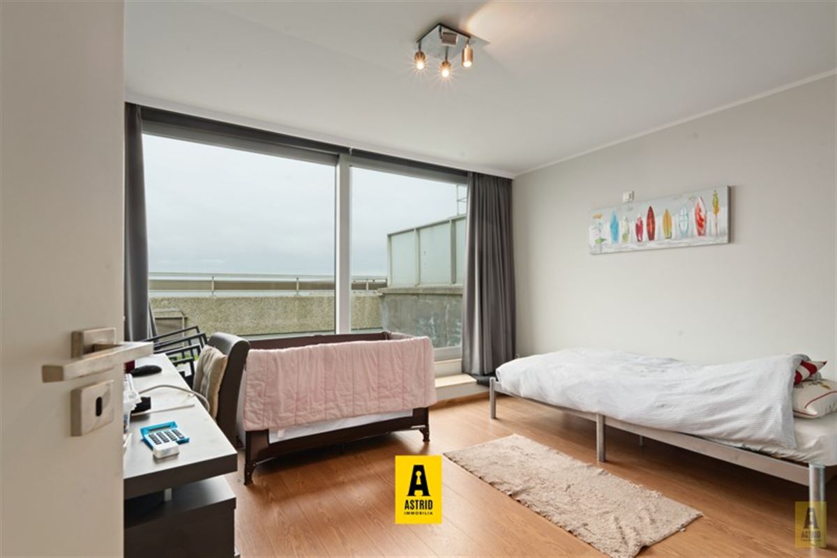 Uitzonderlijk aanbod! Duplexappartement op topligging met open zeezichten en riant zonne(dak)terras!