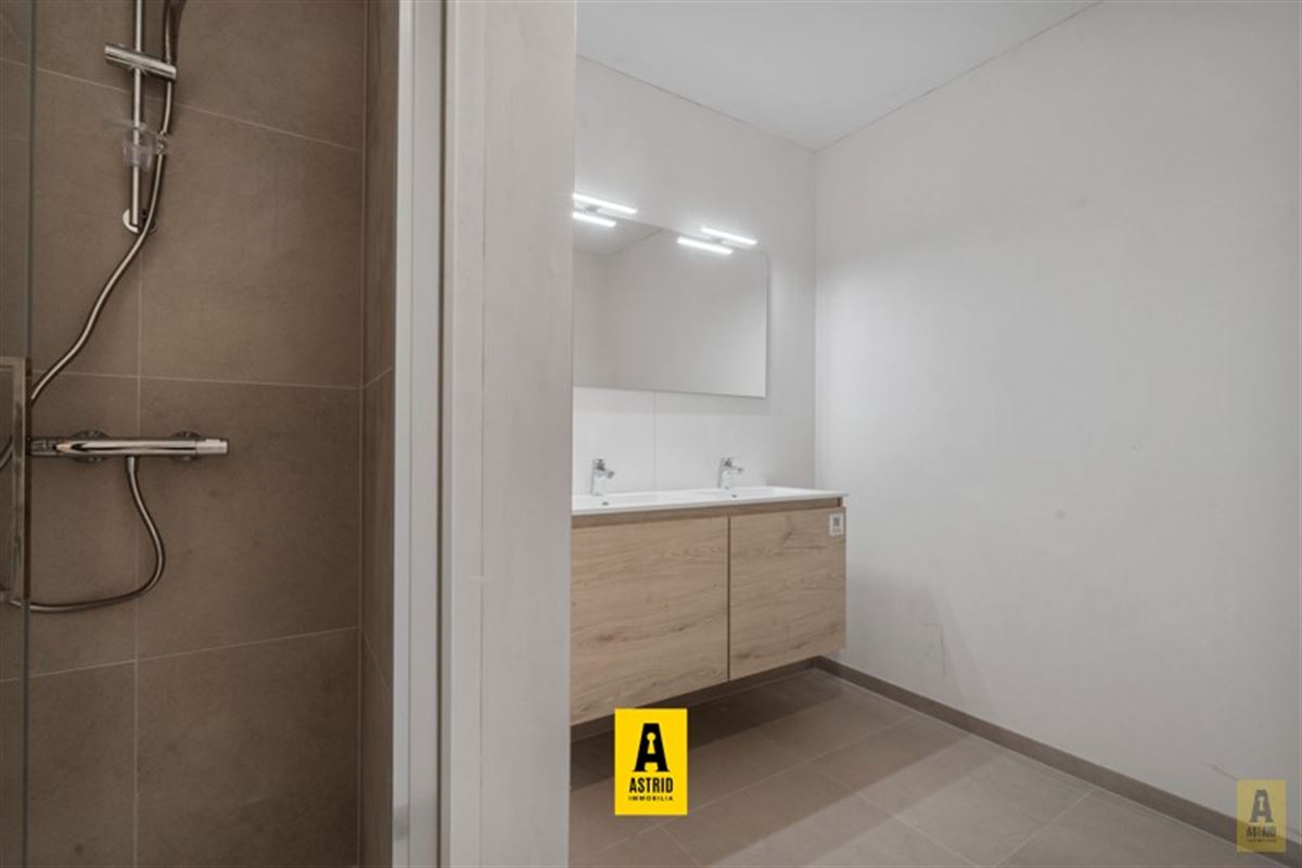 Ruim en zonnig nieuw appartement met mooie terrassen vlakbij zee!