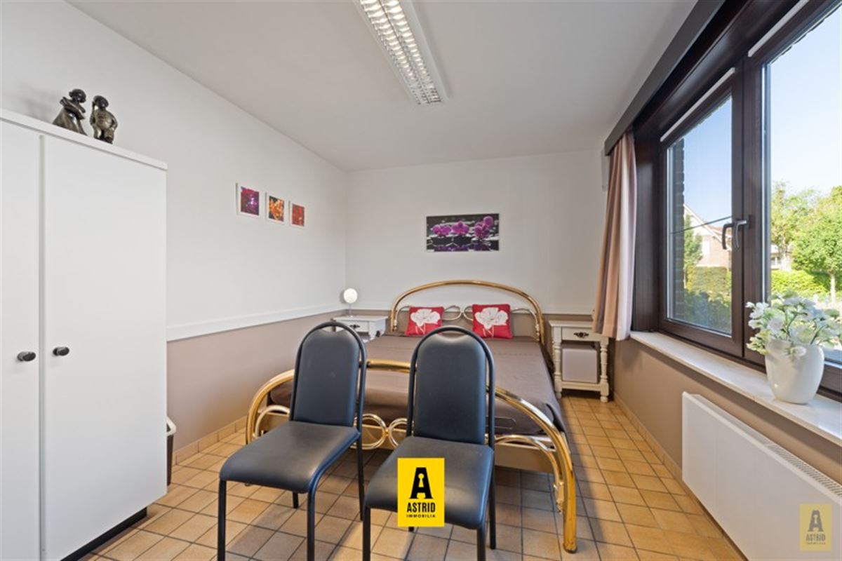 Karaktervolle voormalige dokterswoning met zee aan ruimte en mogelijkheden!