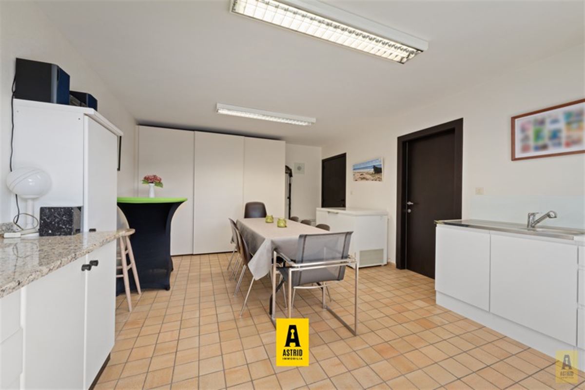 Karaktervolle voormalige dokterswoning met zee aan ruimte en mogelijkheden!