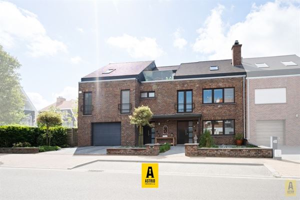 Karaktervolle voormalige dokterswoning met zee aan ruimte en mogelijkheden!