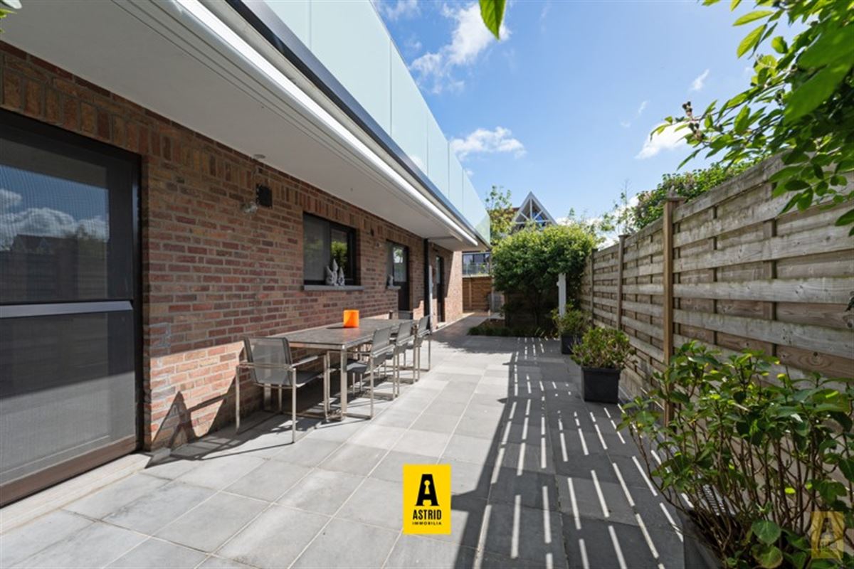 Karaktervolle voormalige dokterswoning met zee aan ruimte en mogelijkheden!