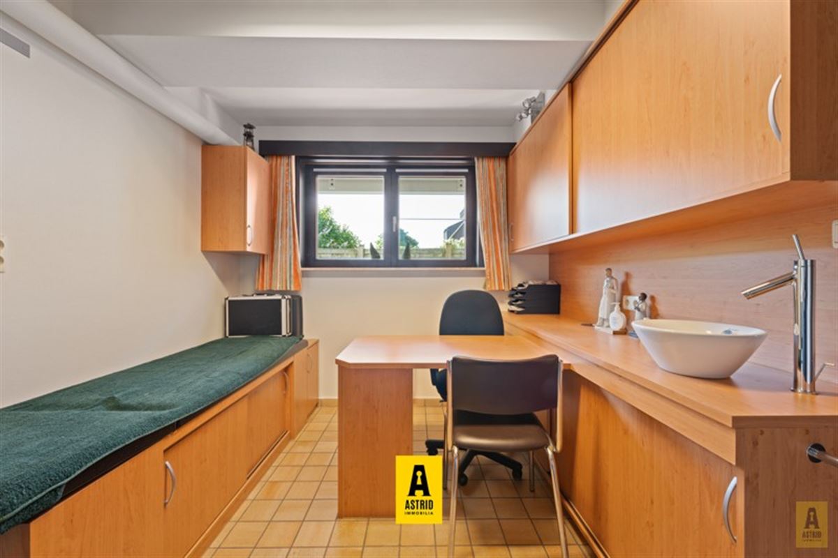 Karaktervolle voormalige dokterswoning met zee aan ruimte en mogelijkheden!